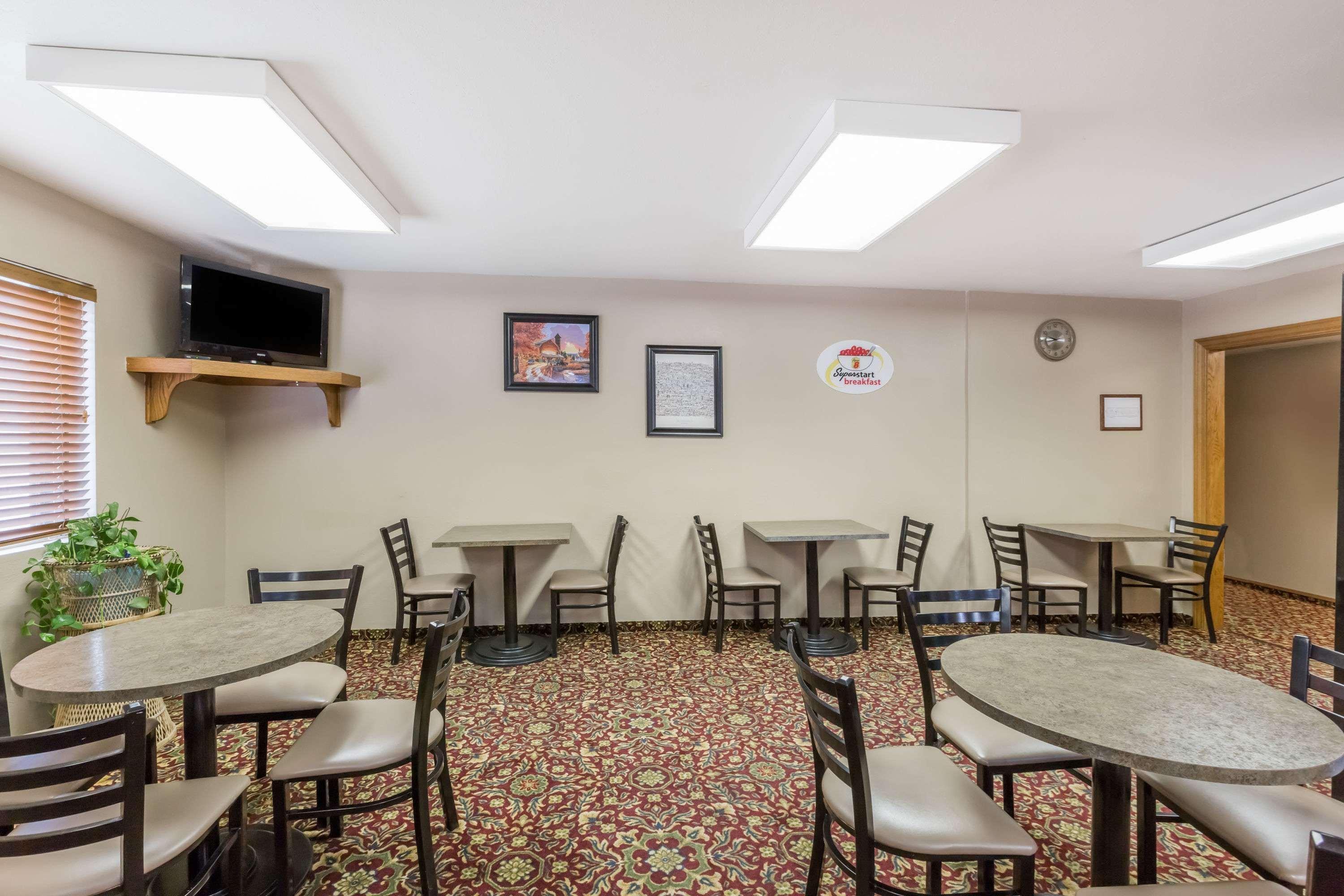 堪萨斯曼哈顿速8酒店 外观 照片